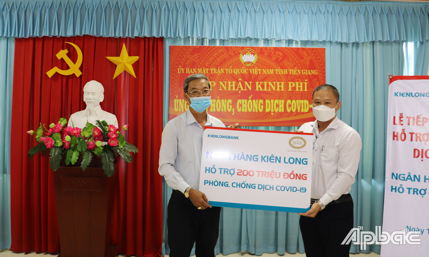 Ngân hàng Kiên Long - Chi nhánh Tiền Giang ủng hộ 200 triệu đồng cho Quỹ phòng, chống dịch Covid -19.