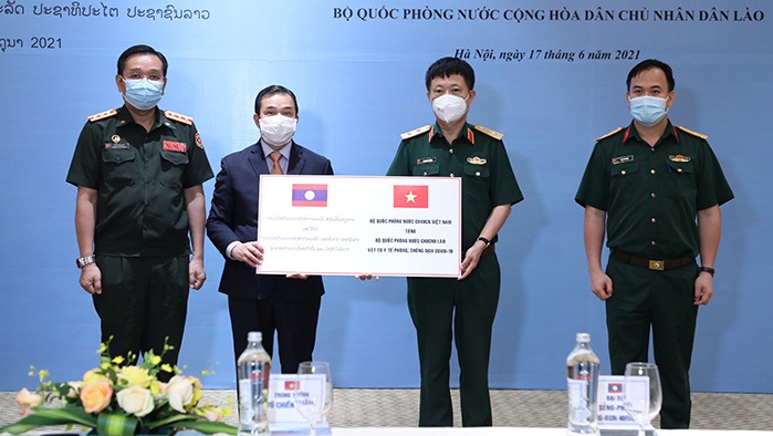 The ceremony to hand over medical equipment to the Lao Ministry of Defence (Photo: MOD).The ceremony to hand over medical equipment to the Lao Ministry of Defence (Photo: MOD).