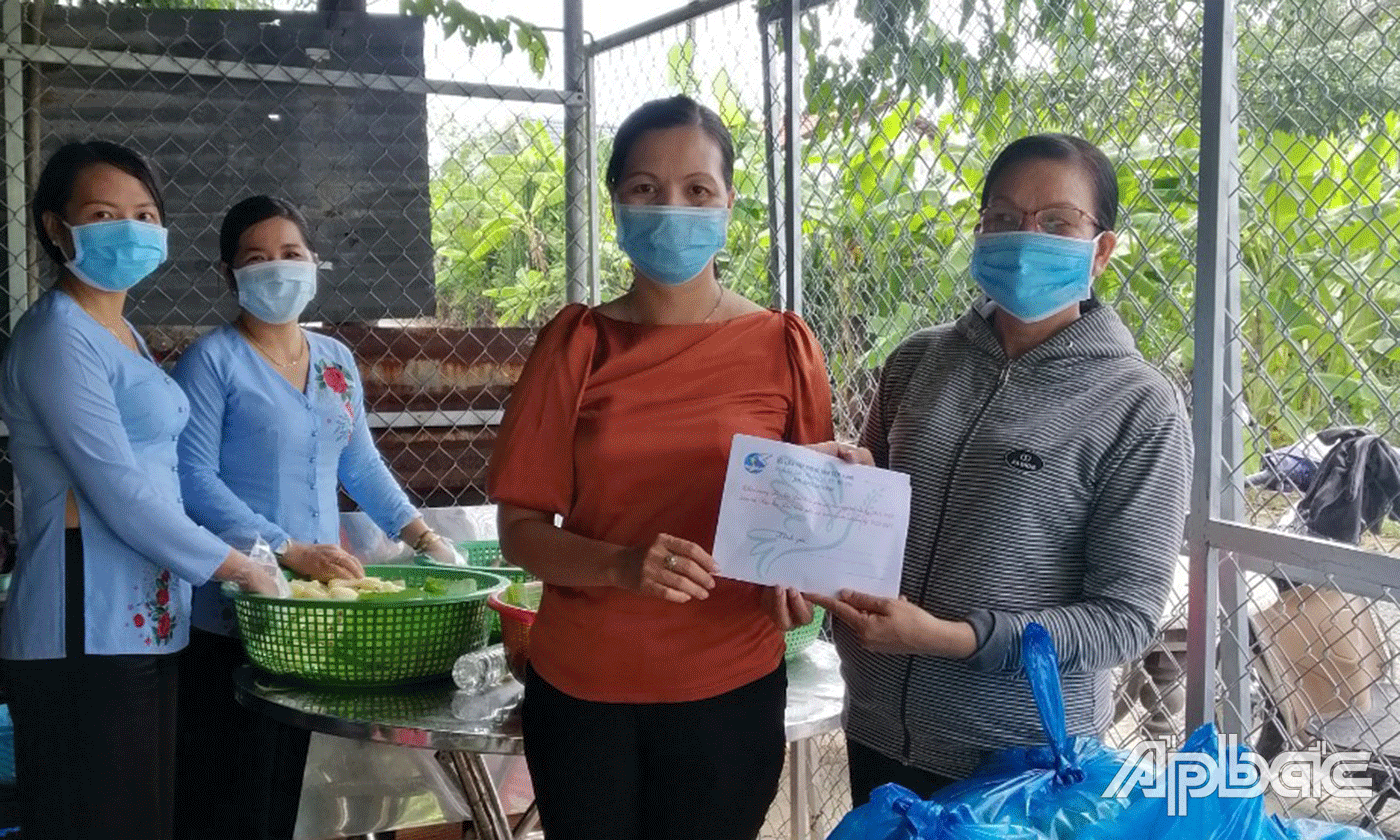 Chủ tịch Hội LHPN tỉnh Nguyễn Thị Kim Phượng thăm Tổ Phụ nữ tham gia hỗ trợ nhu yếu phẩm phòng, chống dịch Covid-19 và hỗ trợ kinh phí cho Hội LHPN TX. Cai Lậy.