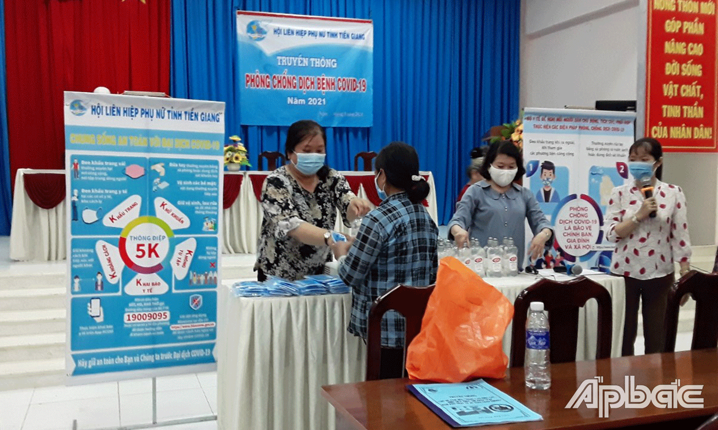 Hội LHPN tỉnh tổ chức truyền thông cộng đồng và phát gel rửa tay sát khuẩn, khẩu trang y tế cho HVPN.
