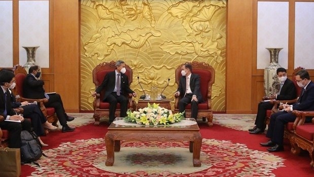  At the meeting between Chairman of the Communist Party of Vietnam (CPV) Central Committee’s Commission for External Relations Le Hoai Trung (R) and Vivian Balakrishnan, Minister of Foreign Affairs and head of the external relations commission of the ruling People’s Action Party (PAP) of Singapore(Photo: VNA).