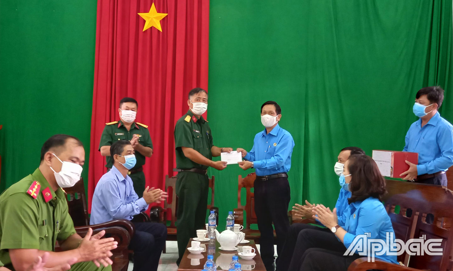 Đồng chí Lê Minh Hùng trao tiền hỗ trợ các khu cách ly tập trung, bệnh viện dã chiến trên địa bàn tỉnh.