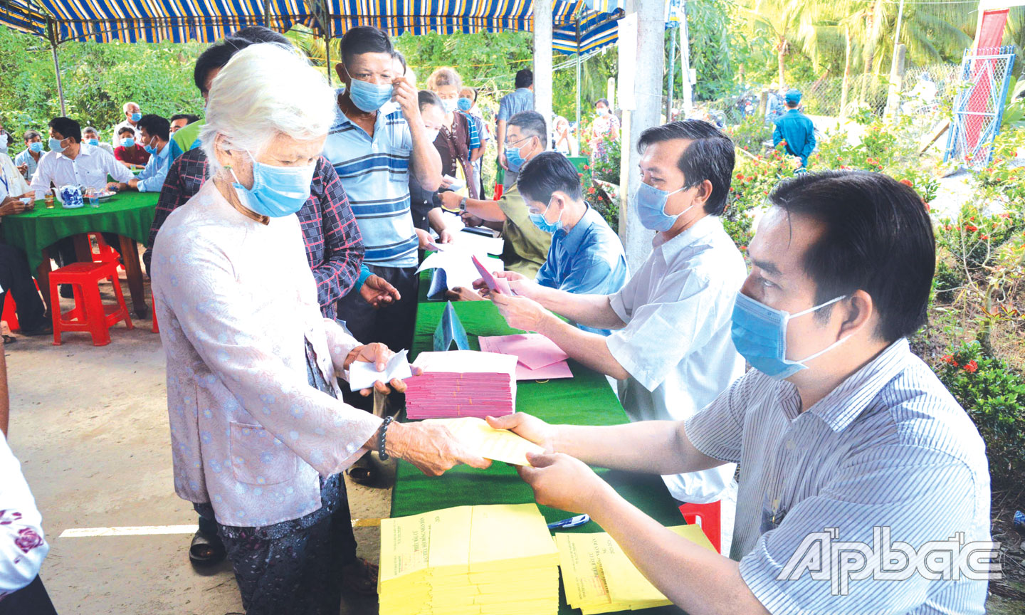 Cử tri huyện Châu Thành đã tích cực tham gia bầu cử thể hiện tốt trách nhiệm và quyền của công dân.