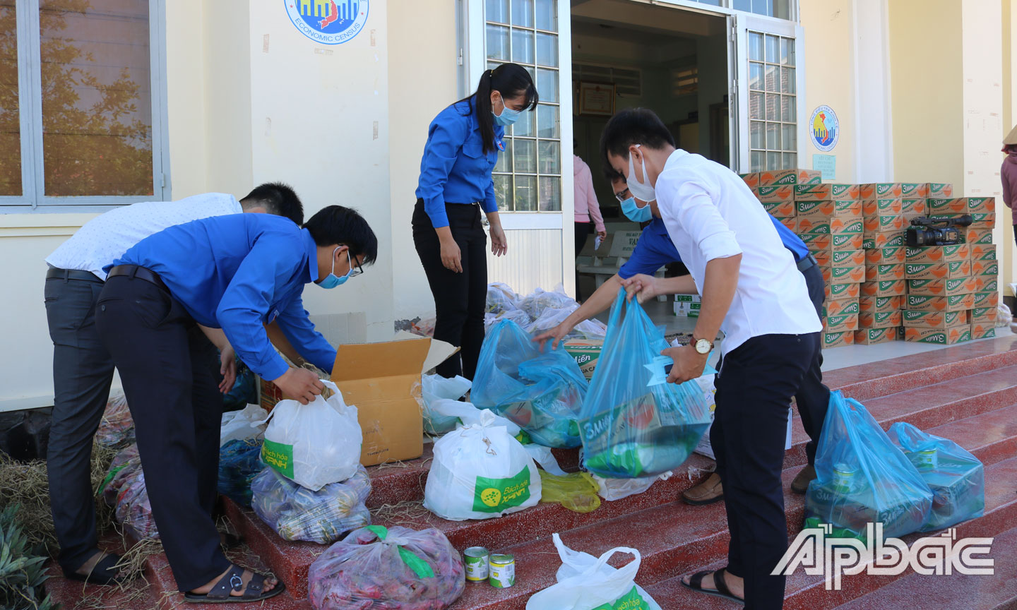 Đoàn viên, thanh niên huyện Cai Lậy đưa hàng hóa hỗ trợ đến điểm tiếp nhận của xã Long Trung.