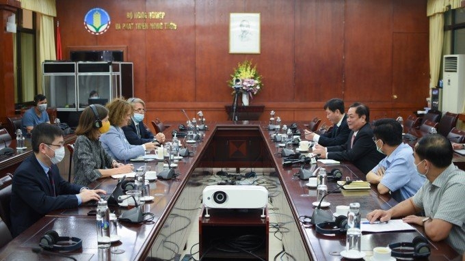 Minister of Agriculture and Rural Development Le Minh Hoan holds a working session with World Bank Country Director in Vietnam Carolyn Turk. (Photo: mard.gov.vn).