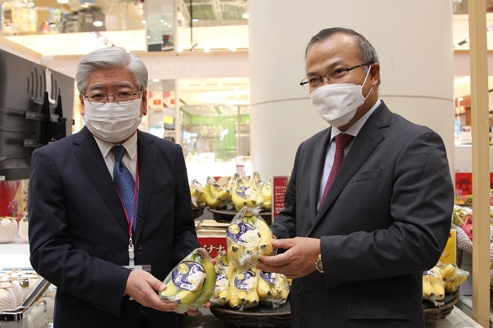 Soichi Okazaki, Executive Officer of AEON Co. Ltd, and Vietnamese Ambassador to Japan Vu Hong Nam introduce Vietnamese bananas to Japanese reporters. (Photo: VNA).