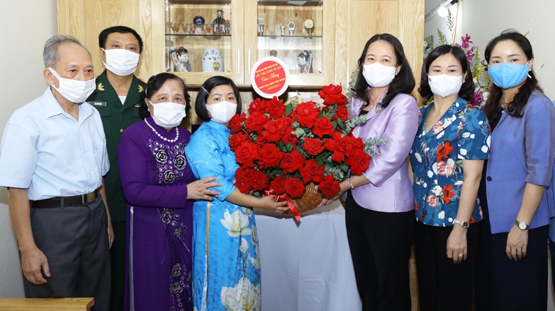  Vice President Vo Thi Anh Xuan visits an exemplary family in Hanoi.