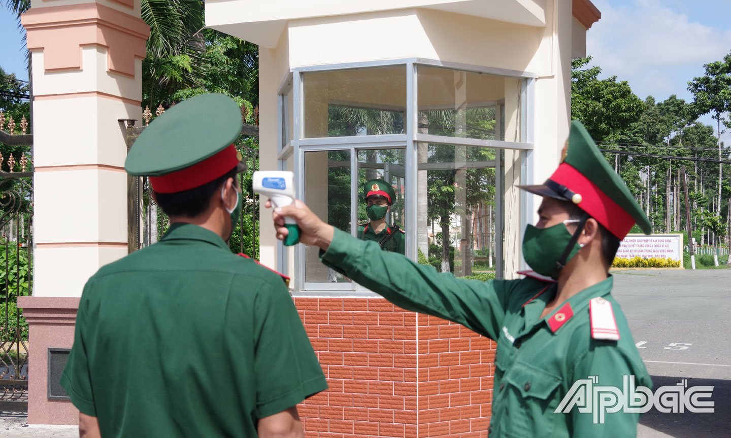 Tiến hành kiểm tra thân nhiệt phòng, chống dịch Covid-19 cho cán bộ, chiến sĩ tại Sư đoàn 8.