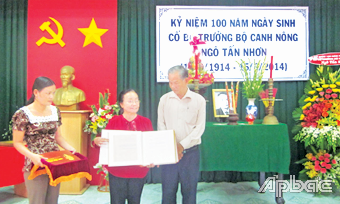             Bà   Ngô Kiều Nhi, con gái  đồng chí Ngô Tấn Nhơn tặng bộ  sưu tập ảnh cho Bảo tàng Tiền Giang  vào năm 2014.