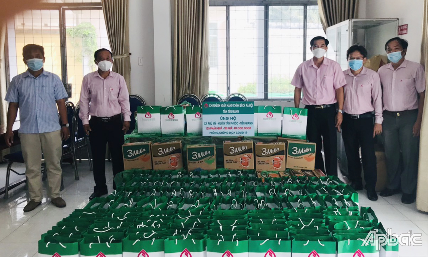 Ngân hàng CSXH Tiền Giang tặng quà cho người dân xã Phú Mỹ