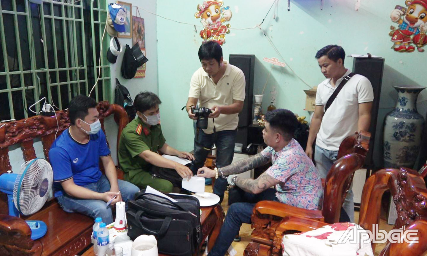Bắt và khám xét nhà đối tượng Dương Huỳnh Duy Hưng.                                                        Ảnh: TRỌNG TÍN