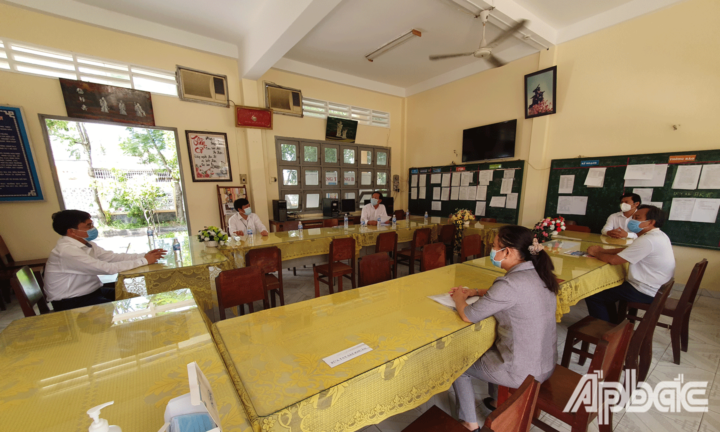 Lãnh đạo tỉnh, lãnh đạo huyện Cái Bè, lãnh đạo ngành giáo dục kiểm tra tại Trường THPT Lê Thanh Hiền. 