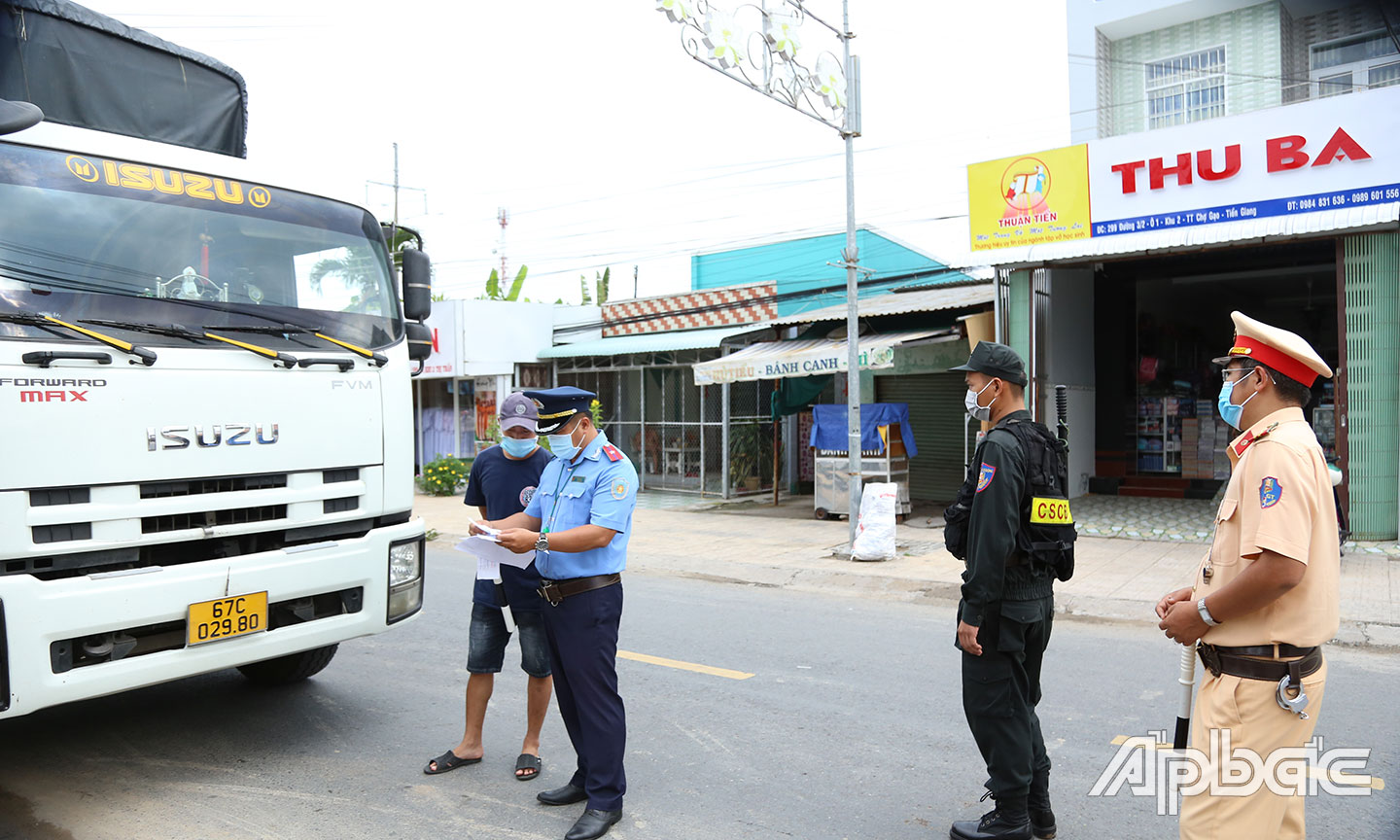 Tất cả các tài xế điều khiển phương tiện ngoài tỉnh vào Tiền Giang đều bị kiểm tra xét nghiệm 