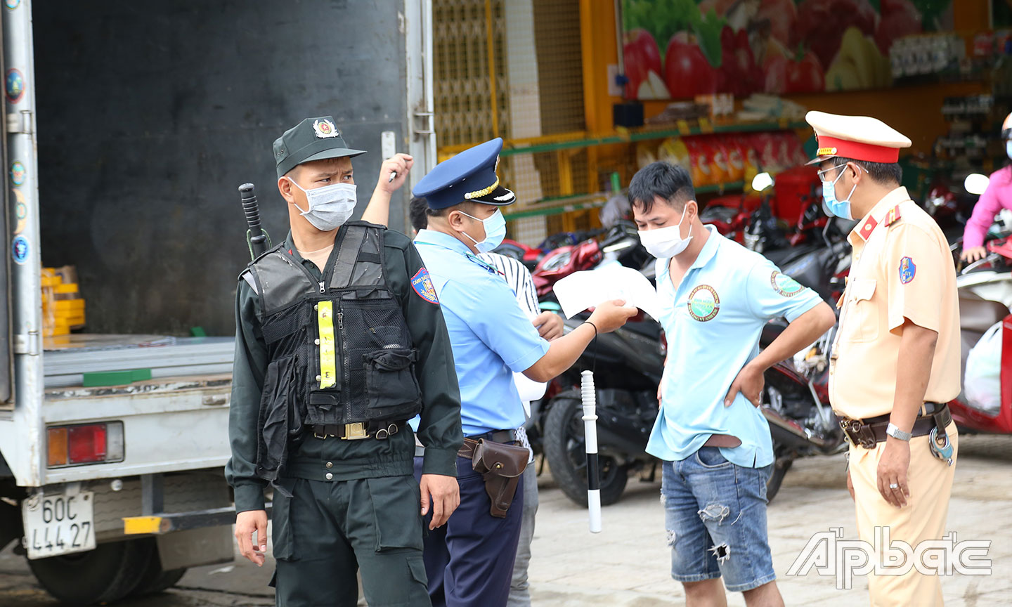 Một số tài xế không có xét nghiệm bị cơ quan buộc phải đi xét nghiệm.Các phương tiện chở hàng hóa bị kiểm tra