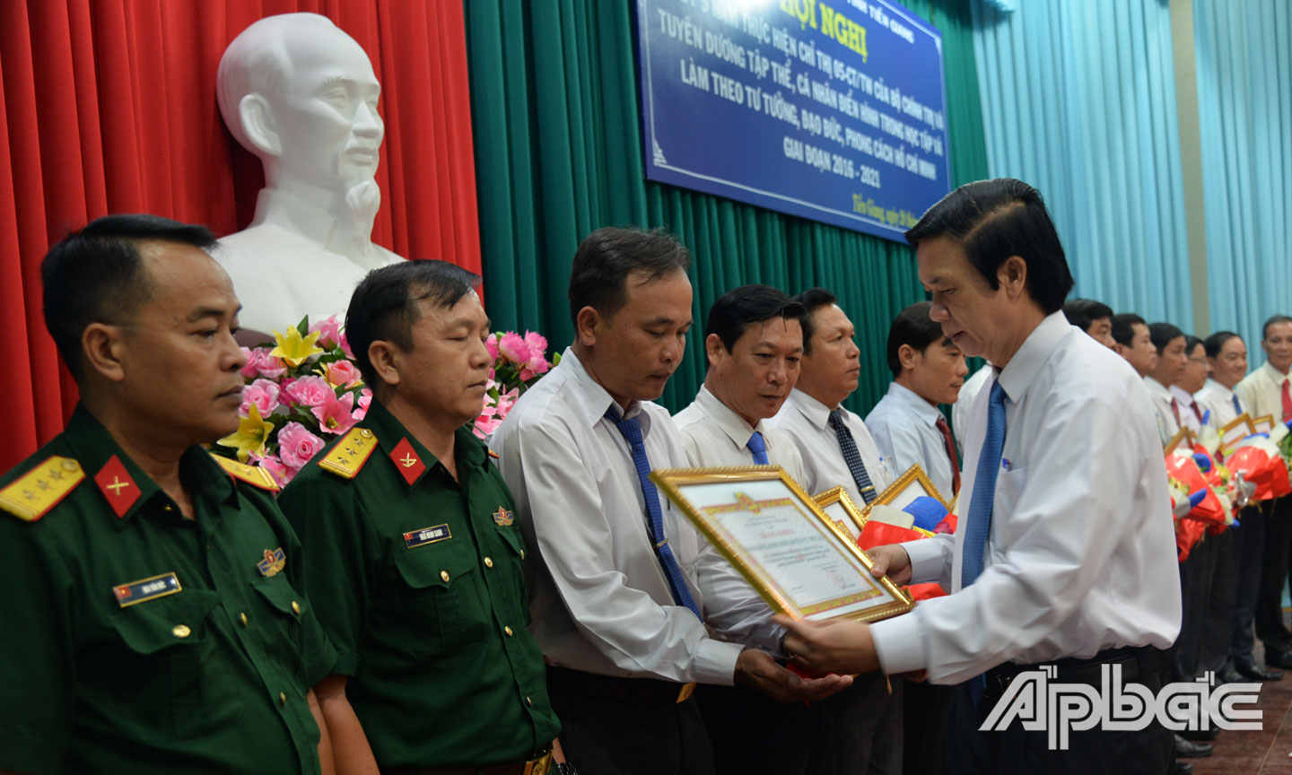 Lãnh đạo tỉnh trao Bằng khen tuyên dương các tập thể tiêu biểu qua 5 năm thực hiện Chỉ thị 05 (ảnh chụp tháng 4-2021).
