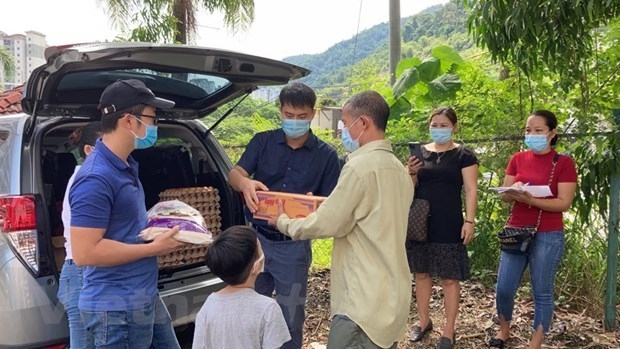 Vietnamese people in Penang state, Malaysia, receive gift packages donated by the PetroVietnam Technical Service Joint Stock Corporation (PTSC) (Photo: VNA)