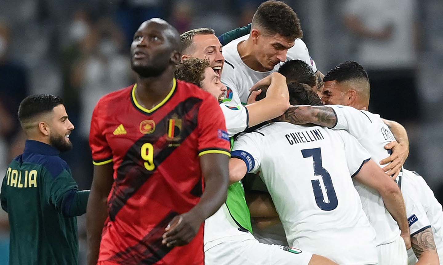 Lukaku (áo đỏ) và các đồng đội ở tuyển Bỉ bị Đội tuyển Ý đánh bại ở vòng tứ kết. Ảnh: Vietnamnet.vn