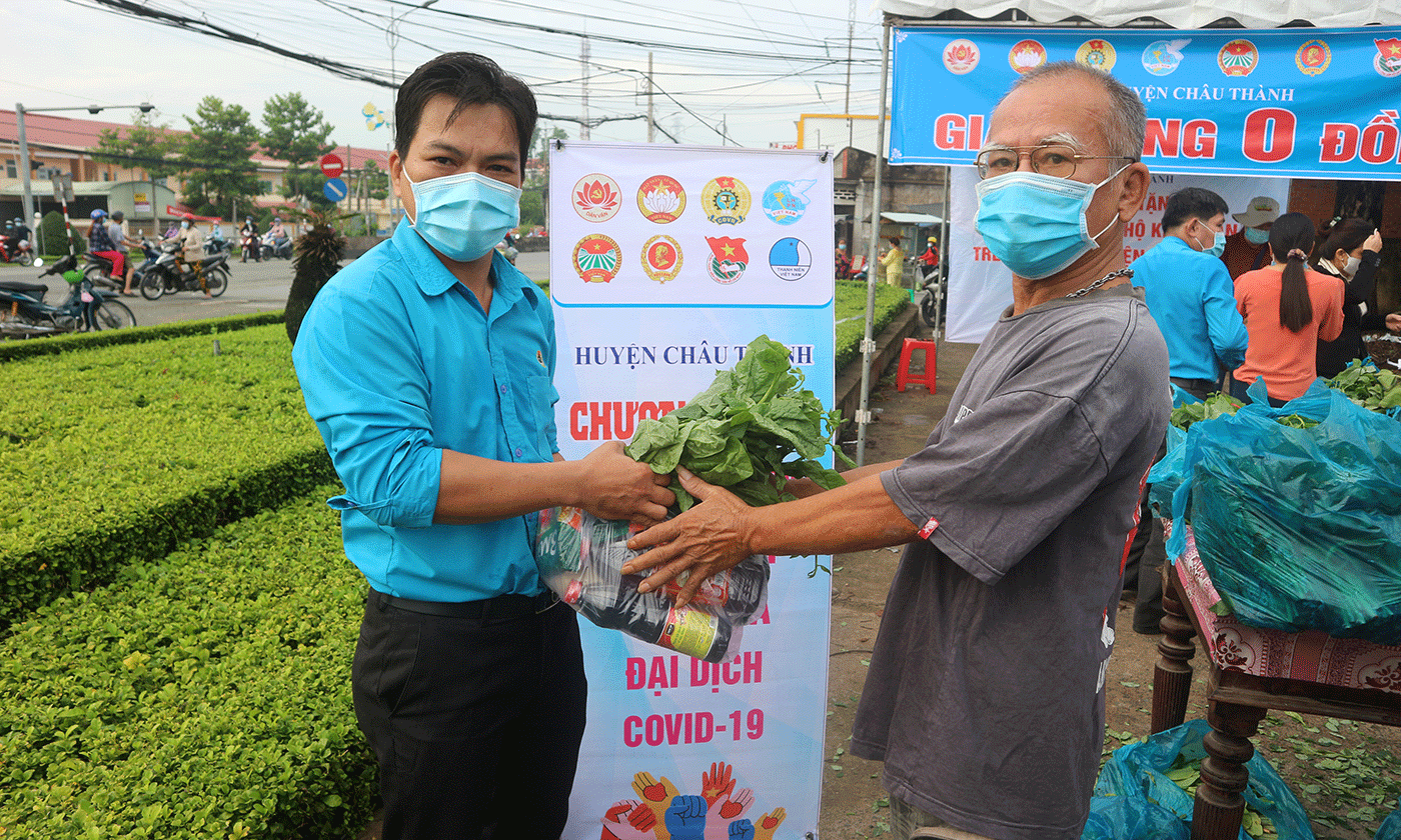 Đồng chí Trương Thanh Hòa, Chủ tịch Liên đoàn Lao động huyện Châu Thành trao quà hỗ trợ cho người lao động 