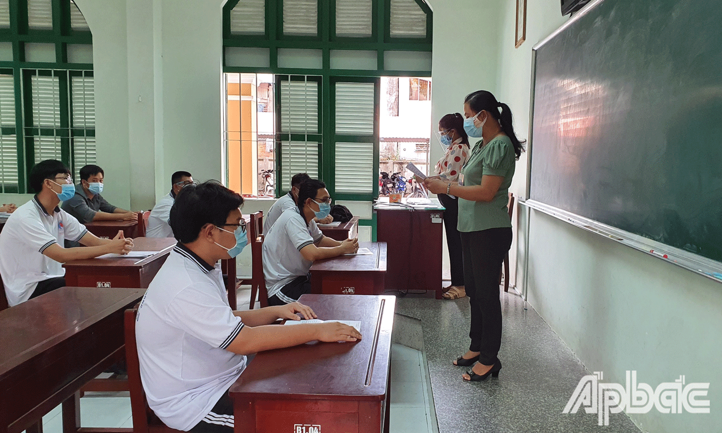 Sinh hoạt quy chế thi, căn dặn thí sinh. 