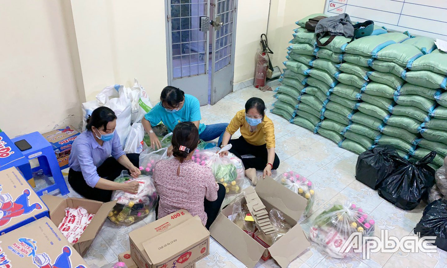 Các tổ chức, cá nhân, nhóm từ thiện trên địa bàn tỉnh đang ngày đêm vận động trao hàng ngàn suất quà cho người dân gặp khó khăn do dịch bệnh Covid-19.