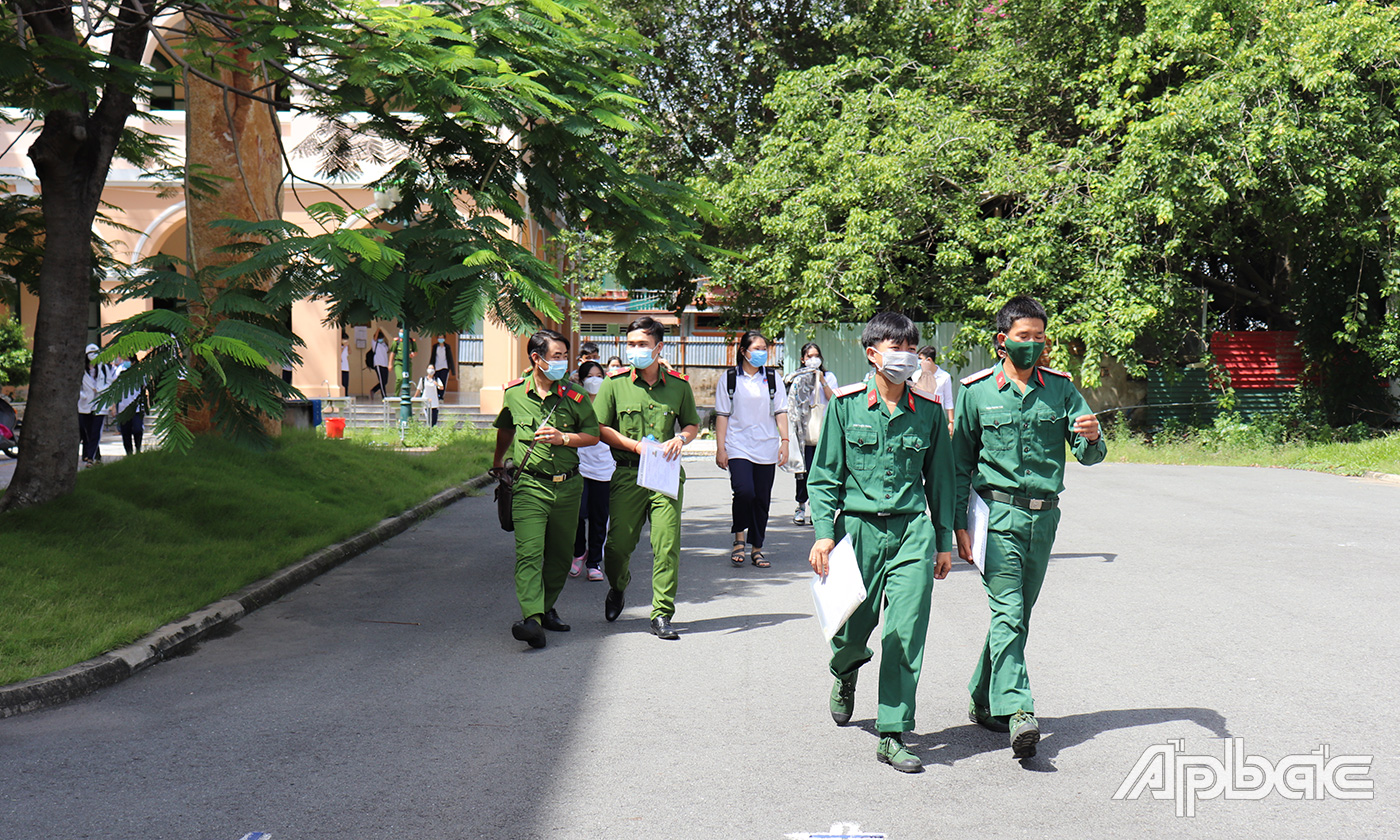 Các thí sinh ra về sau khi hoàn thành bài thi môn Ngữ văn.