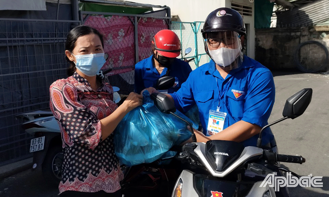 Chị Võ Thúy Thu Ngân cùng đoàn viên, thanh niên vận chuyển các phần cơm đến các thí sinh tham gia kỳ thi THPT