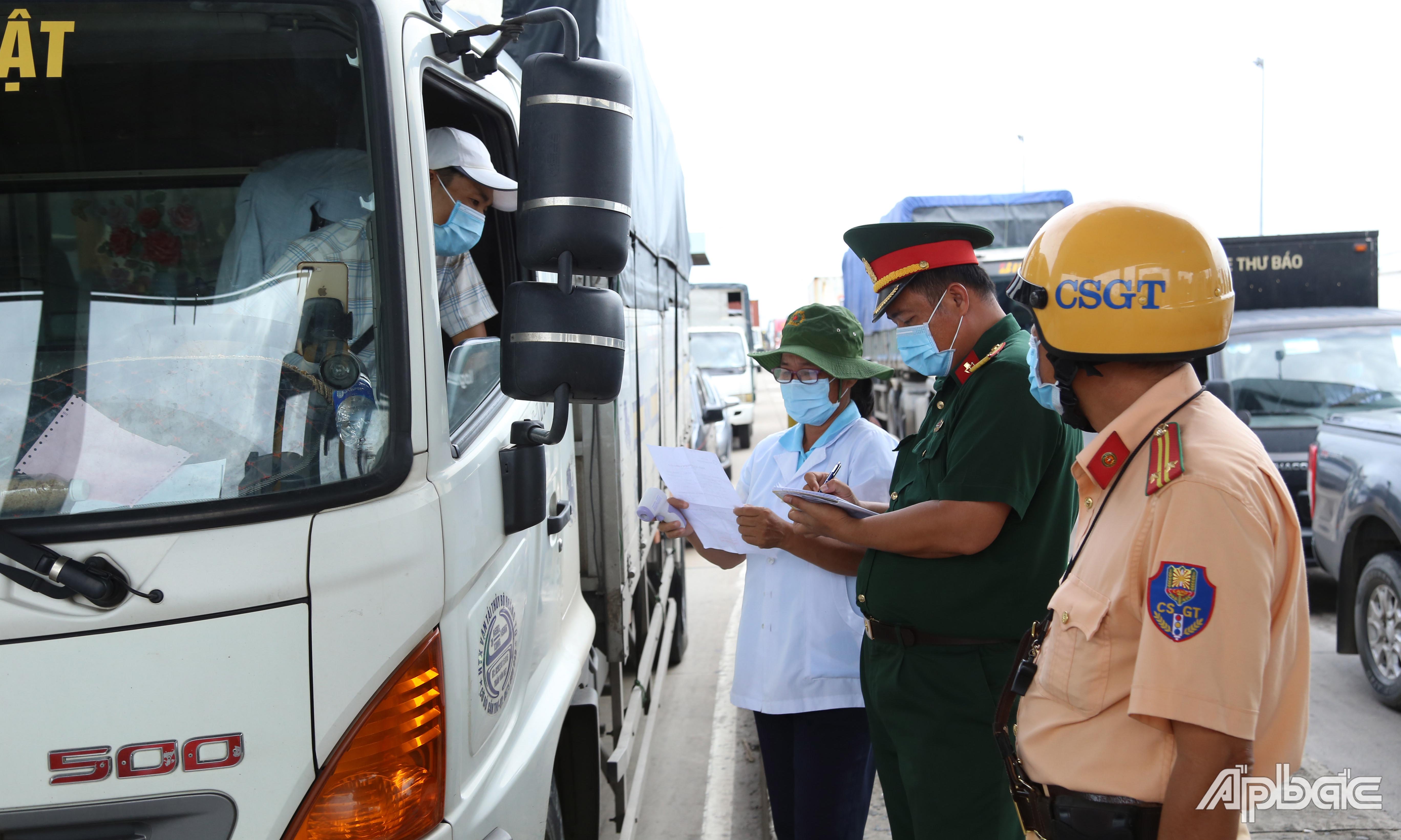 Lực lượng làm nhiệm vụ kiểm tra các phương qua Chốt kiểm soát dịch Covid-19 Trạm thu phí Thân Cửu Nghĩa.