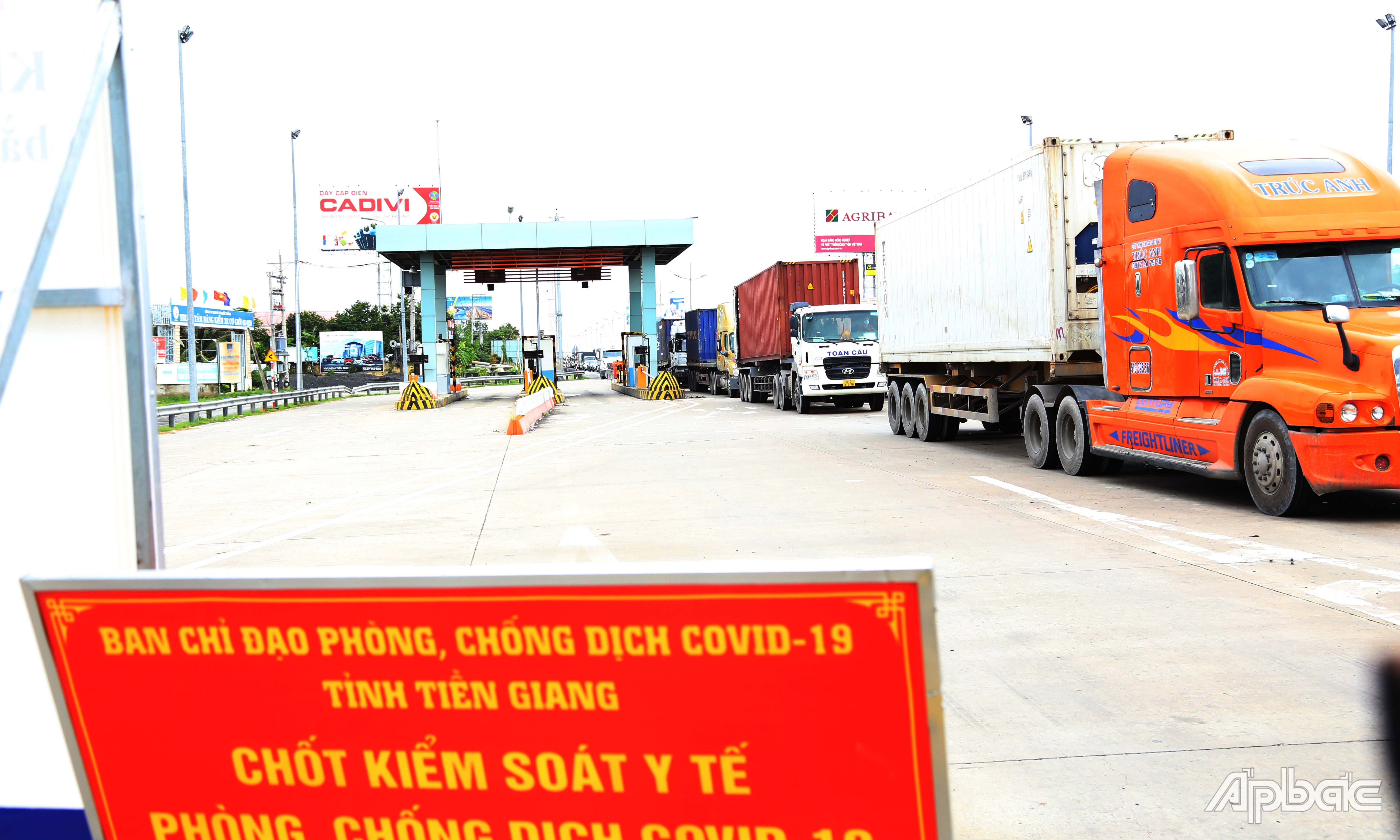 Các phương tiện nối đuôi nhau qua Chốt kiểm soát dịch Covid-19 Trạm thu phí Thân Cửu Nghĩa.
