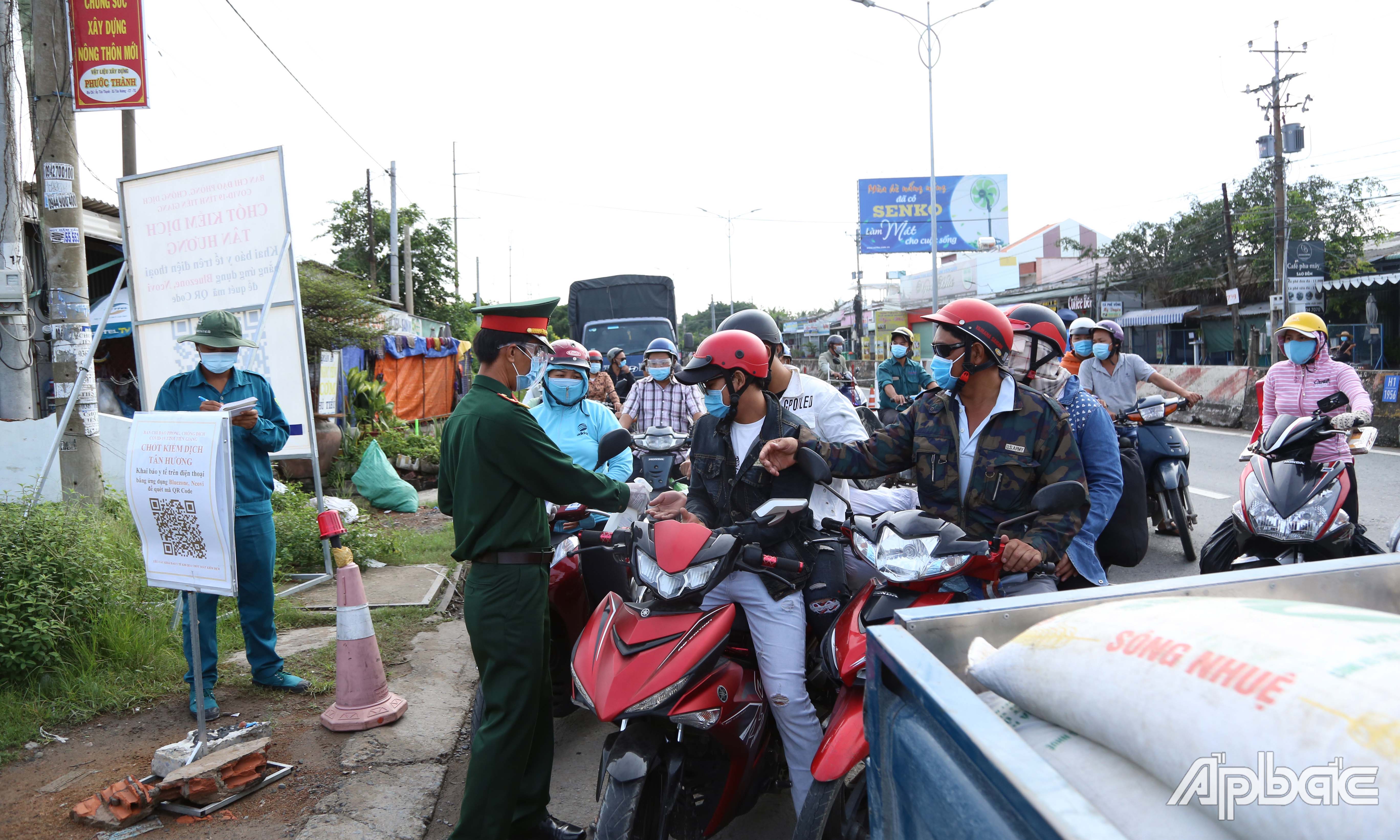 Nhiều phương tiện ùn ứ tại Chốt kiểm soát dịch Covid-19 Tân Hương.