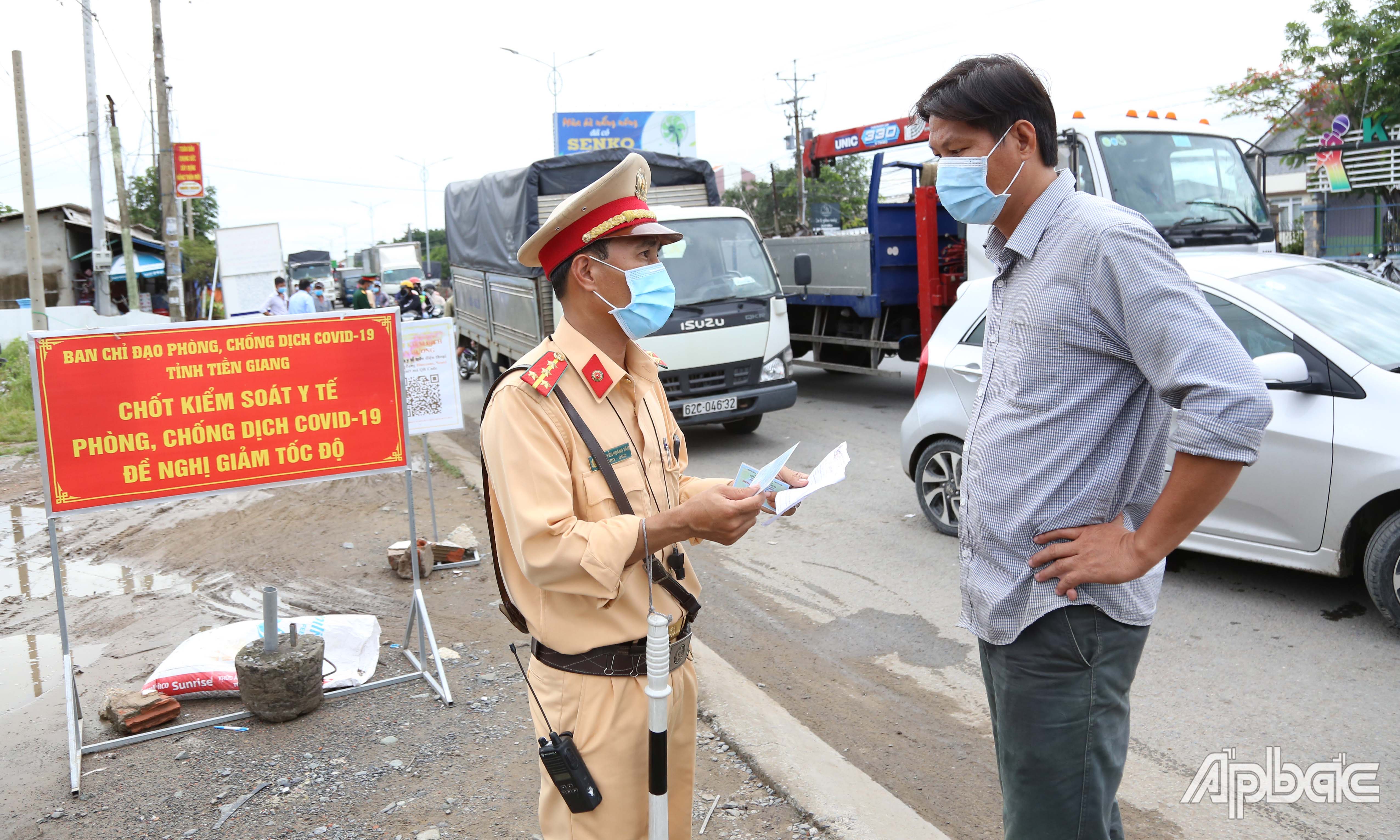 Giải thích và yêu cầu người dân quay trở lại, không được vào tỉnh do không có giấy xét nghiệm RT-PCR âm tính với SARS-CoV-2