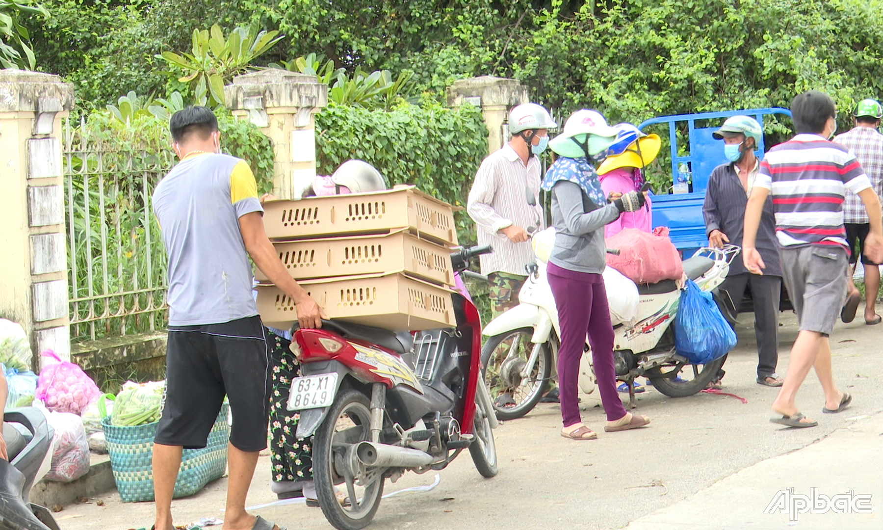 Nhiều phương tiện nằm chờ để xuống hàng qua xe khác để vận chuyển vào địa bàn tỉnh.