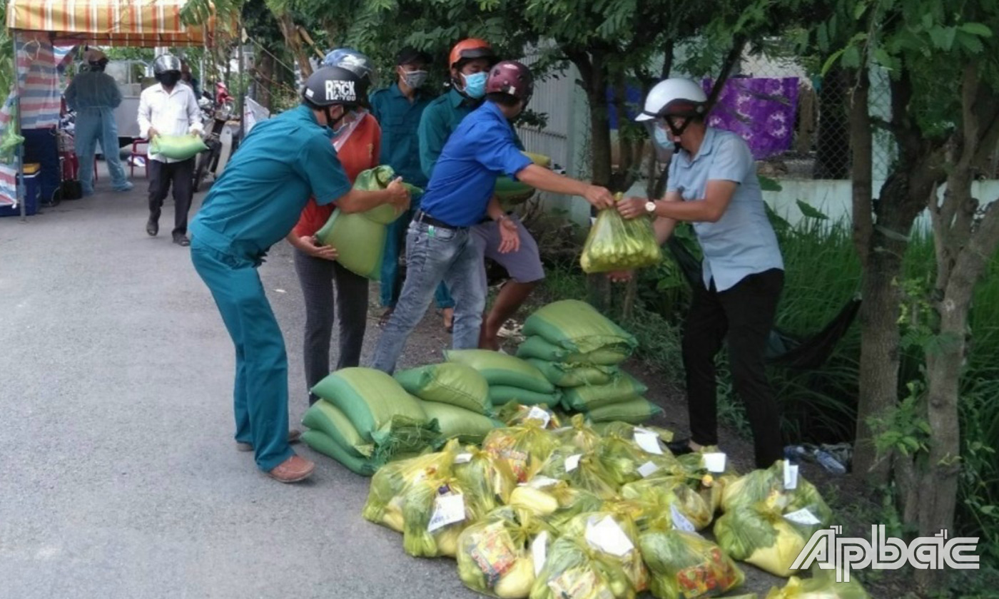 Mặt trận các đoàn thể huyện Gò Công Tây đến nhà trào quà cho các hộ nghèo khó khăn trên địa bàn huyện