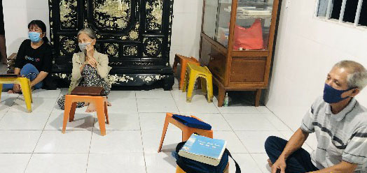 3 trong 7 người tụ tập tại nhà ông Trương Văn Đực, vi phạm các biện pháp phòng, chống dịch theo Chỉ thị 16. Ảnh: Công an cung cấp