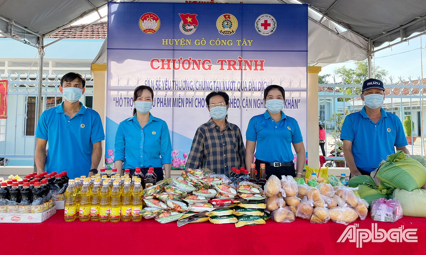 “Gian hàng 0 đồng” hỗ trợ người lao động gặp khó khăn do LĐLĐ huyện Gò Công Tây phối hợp cùng các đoàn thể huyện tổ chức.