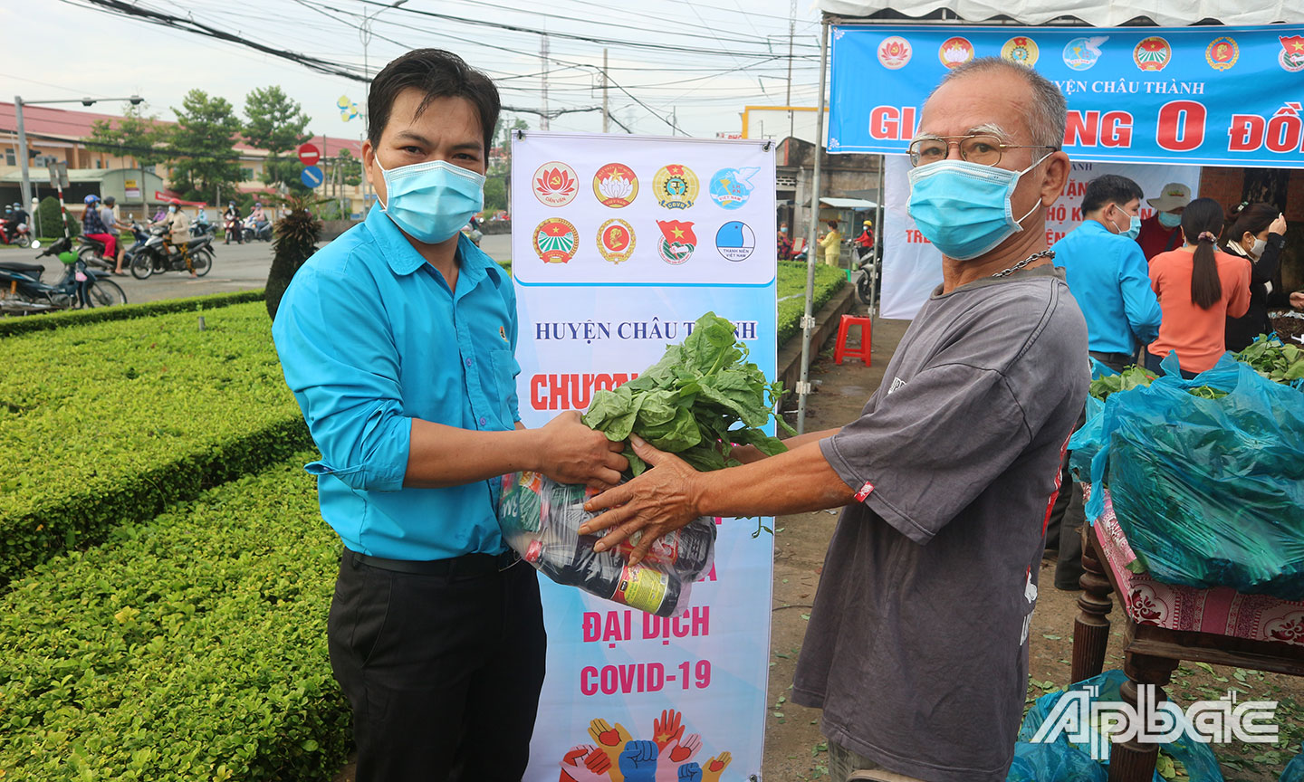  Đồng chí Trương Thanh Hòa trao quà hỗ trợ cho người lao động gặp khó khăn do ảnh hưởng của dịch bệnh Covid-19 từ “Gian hàng 0 đồng”.