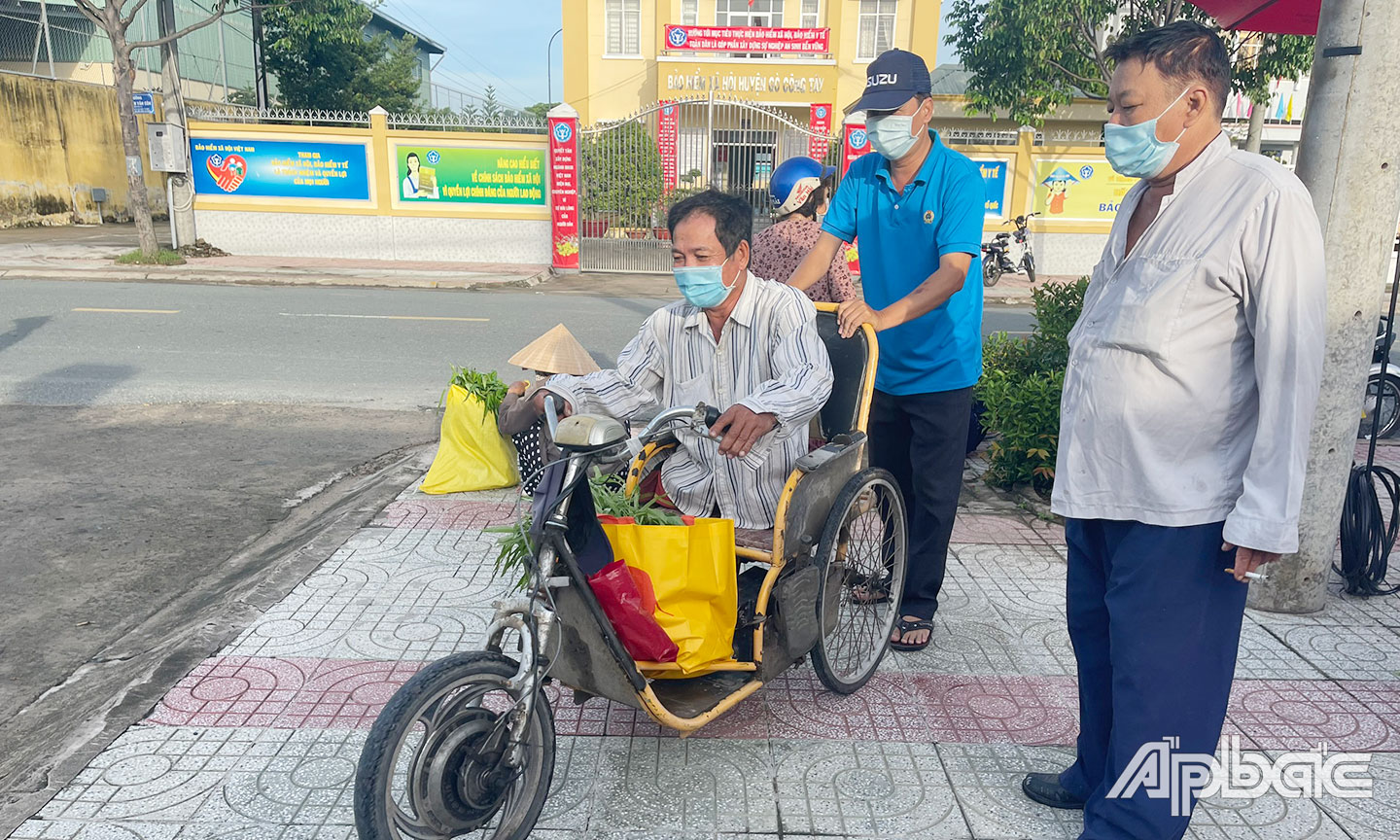 Người lao động có hoàn cảnh khó khăn trên địa bàn huyện Gò Công Tây nhận quà hỗ trợ  từ “Gian hàng 0 đồng”.