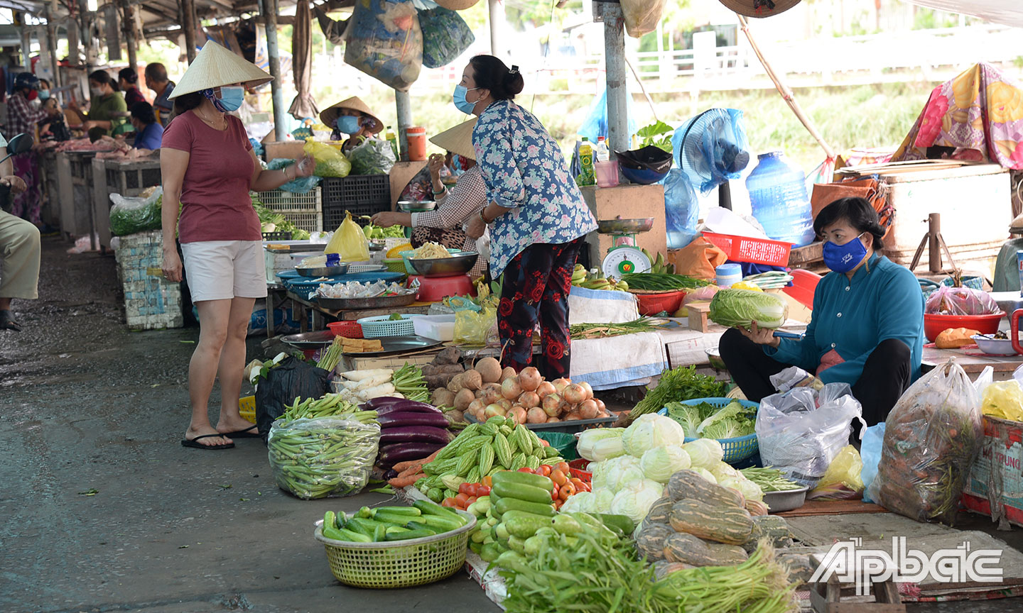 Nguồn cung thực phẩm tại chợ Vĩnh Bình, huyện Gò Công Tây vẫn đảm bảo.