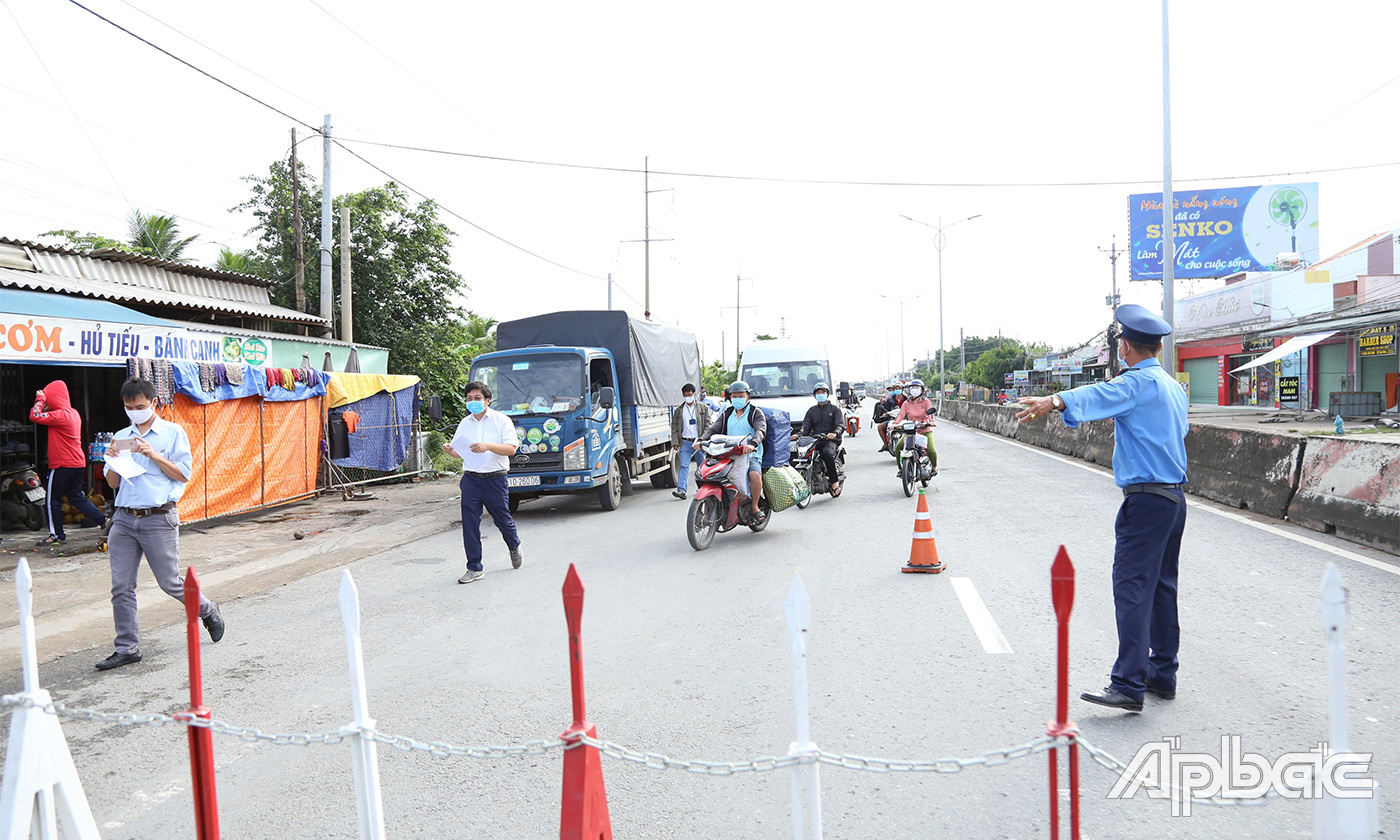 Lực lượng kiểm soát người và phương tiện tại chốt Tân Hương, chốt Thân Cửu Nghĩa (cao tốc TP.Hồ Chí Minh - Trung Lương)