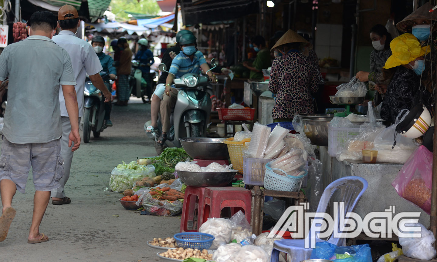 Dù giữa trưa nhưng lượng người đến chợ Vĩnh Kim mua hàng hóa vẫn tương đối đông