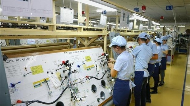  Workers produce electronic components at a factory in Vinh Phuc province (Photo: VNA).