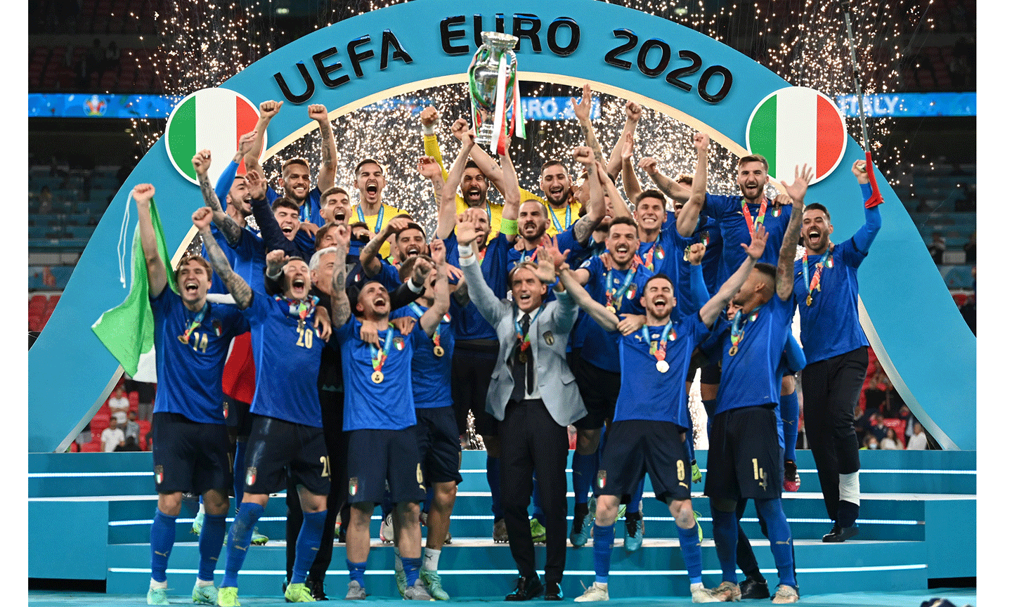 Huấn luyện viên Roberto Mancini nâng cao chiếc Cúp vô địch EURO 2020 cùng các học trò tuyển Italia. (Ảnh: UEFA)