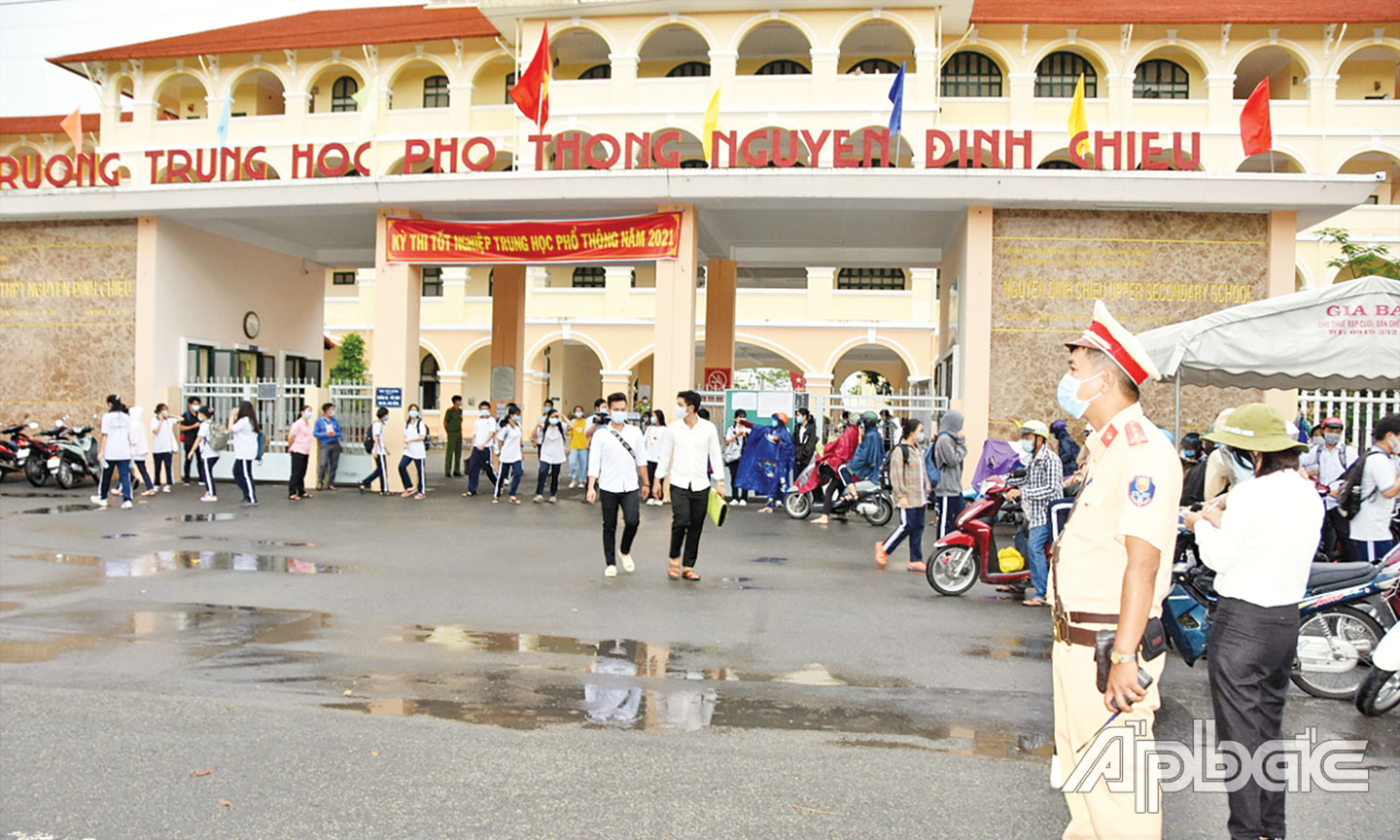 Đảm bảo  trật tự an toàn giao thông  Kỳ thi  tốt nghiệp THPT năm 2021 tại Điểm thi Trường THPT Nguyễn Đình Chiểu.                                                             Ảnh:  THANH VIỆT