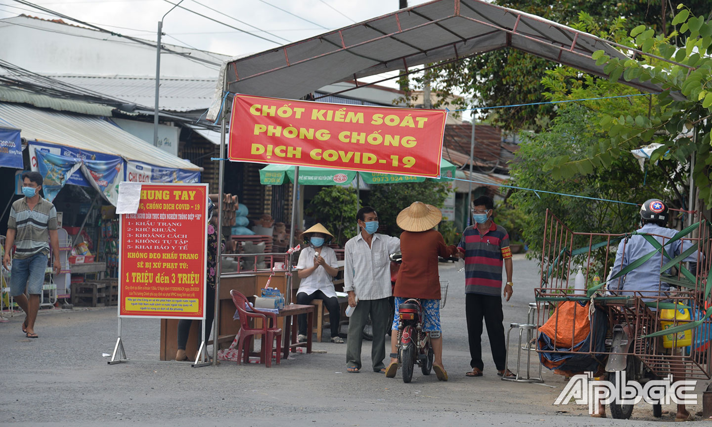 Chốt kiểm soát tại chợ Long Định, huyện Châu Thành.