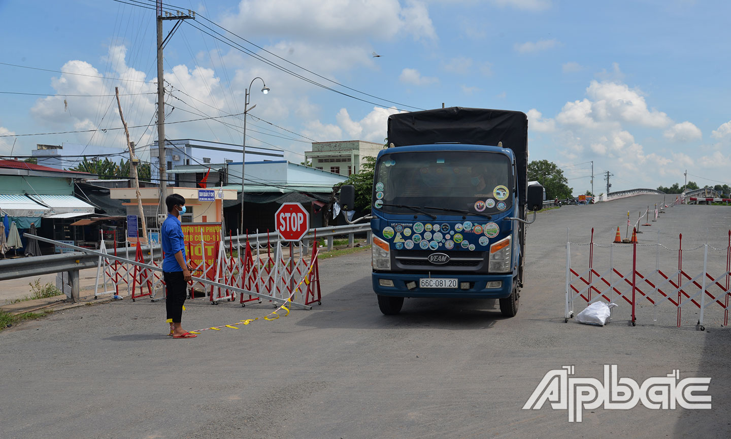 Phương tiện lưu thông từ hướng tỉnh Long A