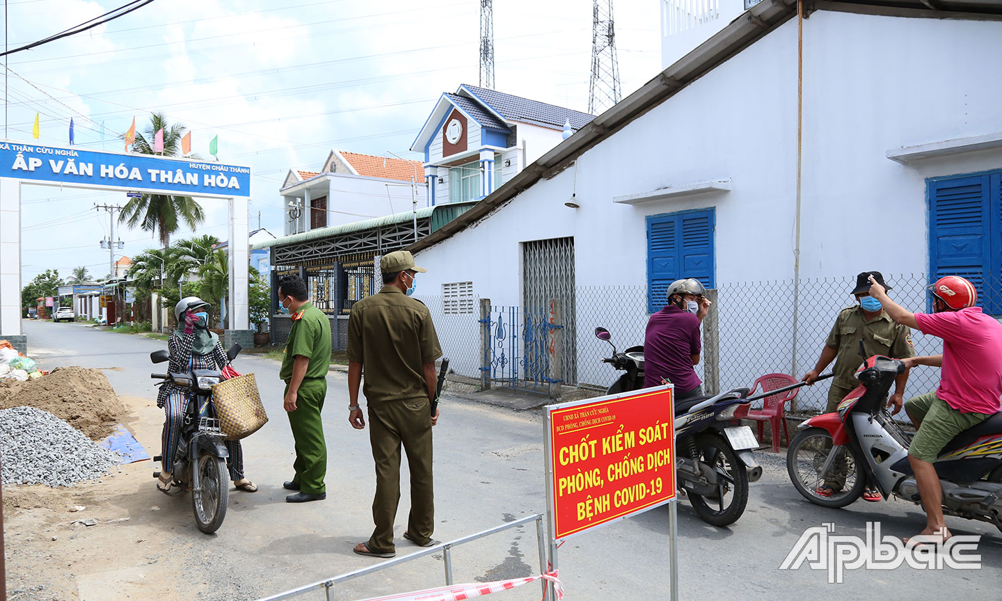 Chốt kiểm soát tại ấp Thân Hòa, xã Thân Cửu Nghĩa, huyện Châu Thành.