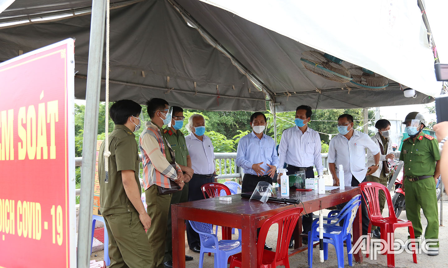 Đồng chí Nguyễn Văn Vĩnh chỉ đạo tại chốt kiểm soát  đặt tại xã Kiểng Phước.