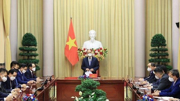  President Nguyen Xuan Phuc meets Yoon Sang Ho, Chairman of the Korean Association in Vietnam and representatives of a number of large ROK corporations on July 15. (Photo: VNA).