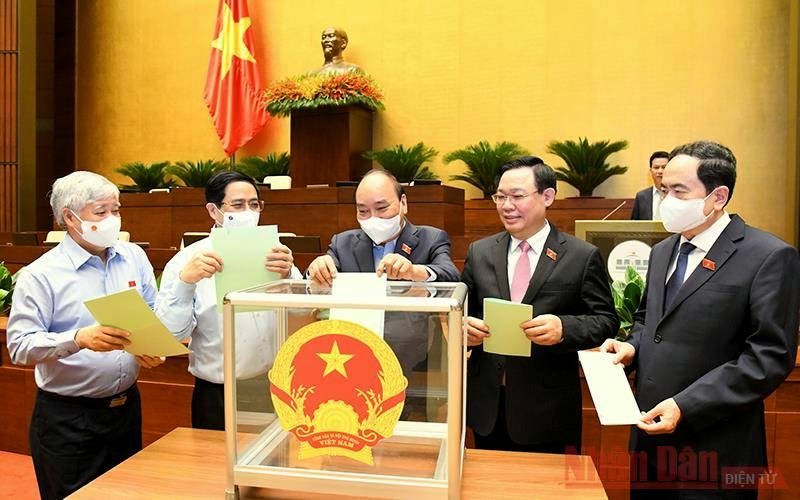 NA deputies cast their votes to elect a number of important positions of the NA on July 21, 2021. (Photo: NDO/Quang Hoang).