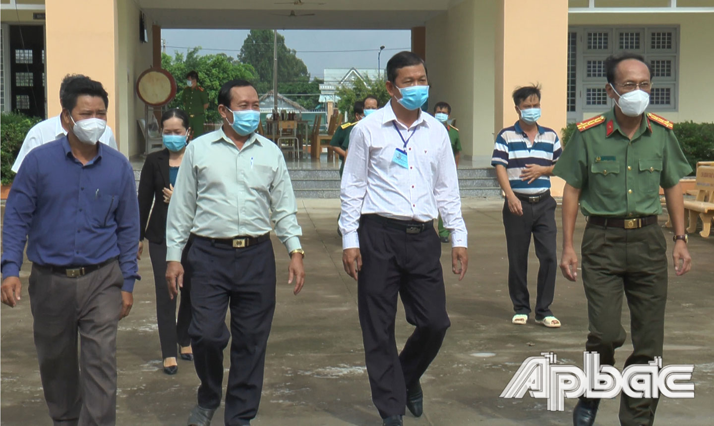 Đại tá Nguyễn Văn Nhựt-Giám đốc Công tỉnh thăm cơ sở cách ly y tế tập trung tại trường THCS-THPT Phú Thạnh, huyện Tân Phú Đông .