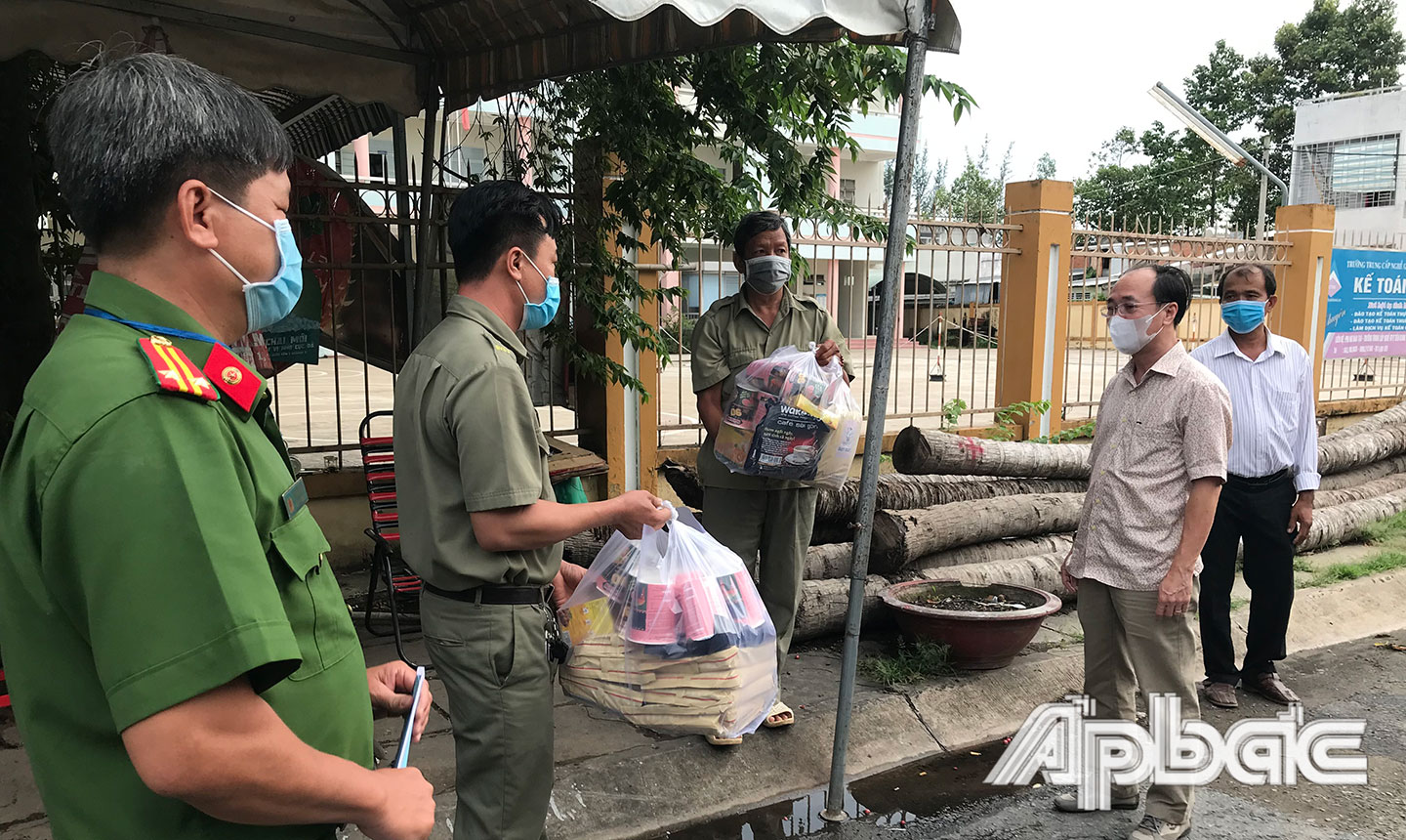 Ông Trần Kim Trát- Uỷ viên Ban Thường vụ Tỉnh uỷ, Bí thư Thành uỷ Mỹ Tho đến thăm và động viên lực lượng đang làm nhiệm vụ chống dịch tại các chốt kiểm soát, chốt phong toả.